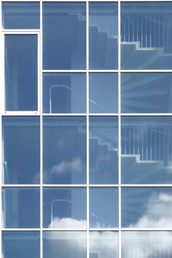 La vie nous apprend à lever les yeux vers les nuages. La vie nous apprend à lire les formes des nuages. La vie nous apprend à descendre de son nuage. La vie nous apprend peu à descendre dans les nuages.