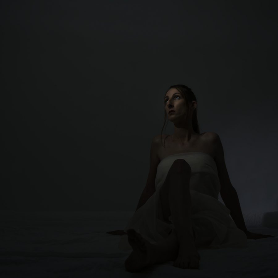 Quelle complicité pouvait vous unir ?
Suivre ton regard la laissait deviner.
Sa lumière ténue éclairait ton désir,
Là où tu espérais pouvoir la capturer.